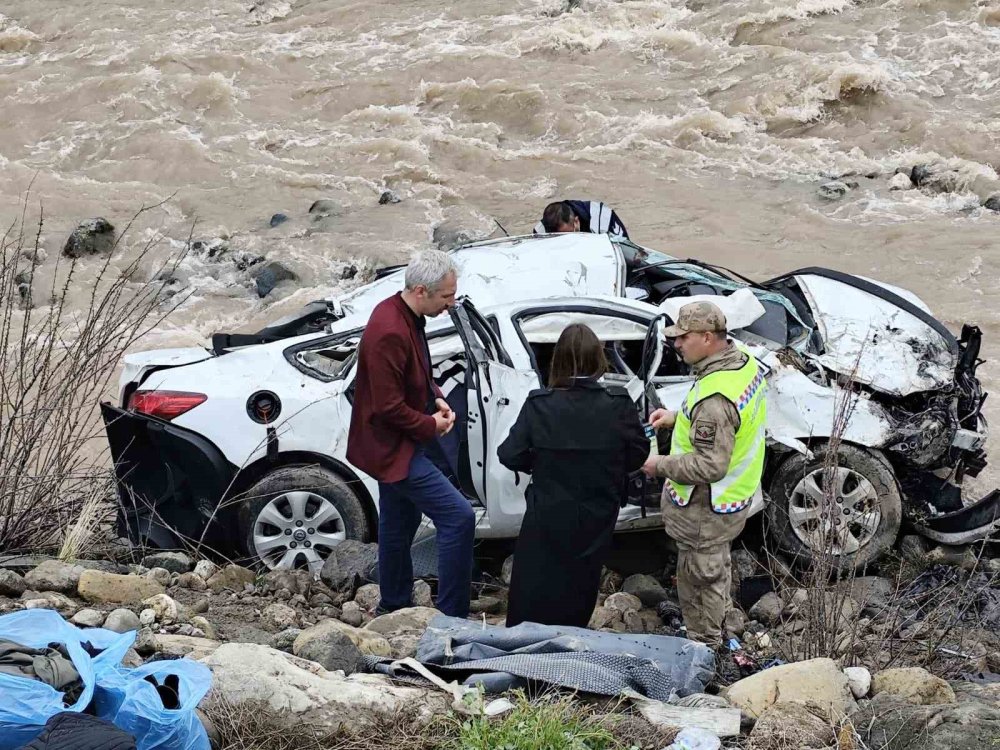 Sakaltutan Geçidi’nde Acı Kaza.. Otomobil Dereye Uçtu, 2 Kişi Hayatını Kaybetti!