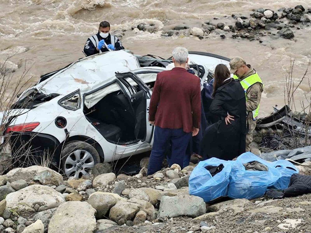 Sakaltutan Geçidi’nde Acı Kaza.. Otomobil Dereye Uçtu, 2 Kişi Hayatını Kaybetti!