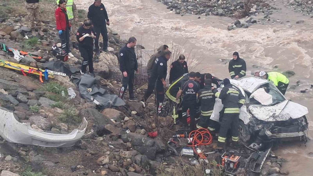 Sakaltutan Geçidi’nde Acı Kaza.. Otomobil Dereye Uçtu, 2 Kişi Hayatını Kaybetti!