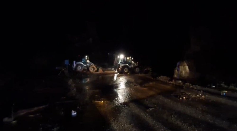 Yağışlar Kenti Esir Aldı, Tunceli'nin Ovacık ve Erzincan Yolları Kapandı