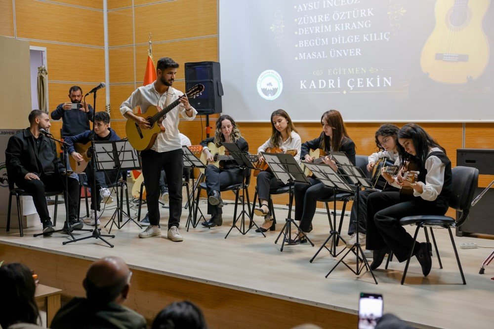 Ardahan’da Sanat Dolu Gece.. Minik Yetenekler Sahne Performanslarıyla Büyüledi!
