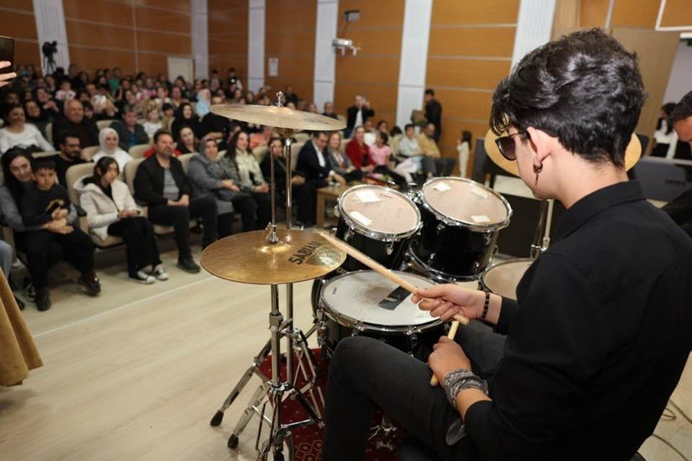 Ardahan’da Sanat Dolu Gece.. Minik Yetenekler Sahne Performanslarıyla Büyüledi!