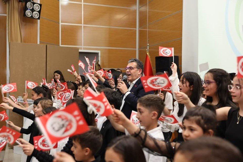 Ardahan’da Sanat Dolu Gece.. Minik Yetenekler Sahne Performanslarıyla Büyüledi!