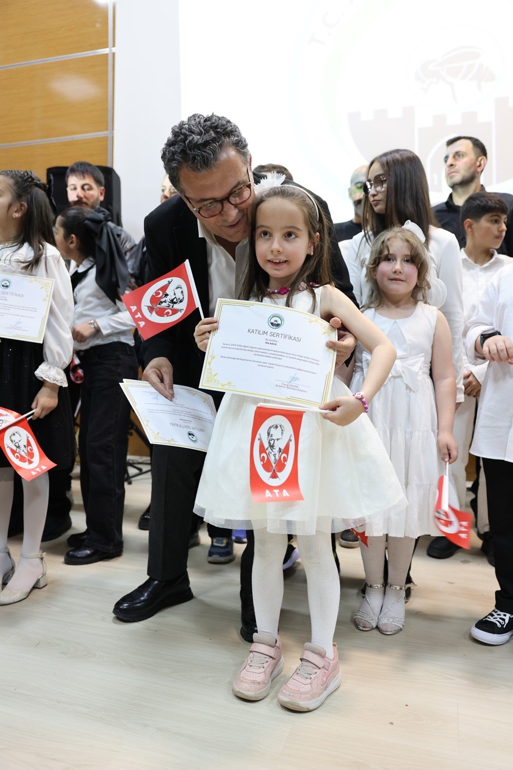 Ardahan’da Sanat Dolu Gece.. Minik Yetenekler Sahne Performanslarıyla Büyüledi!