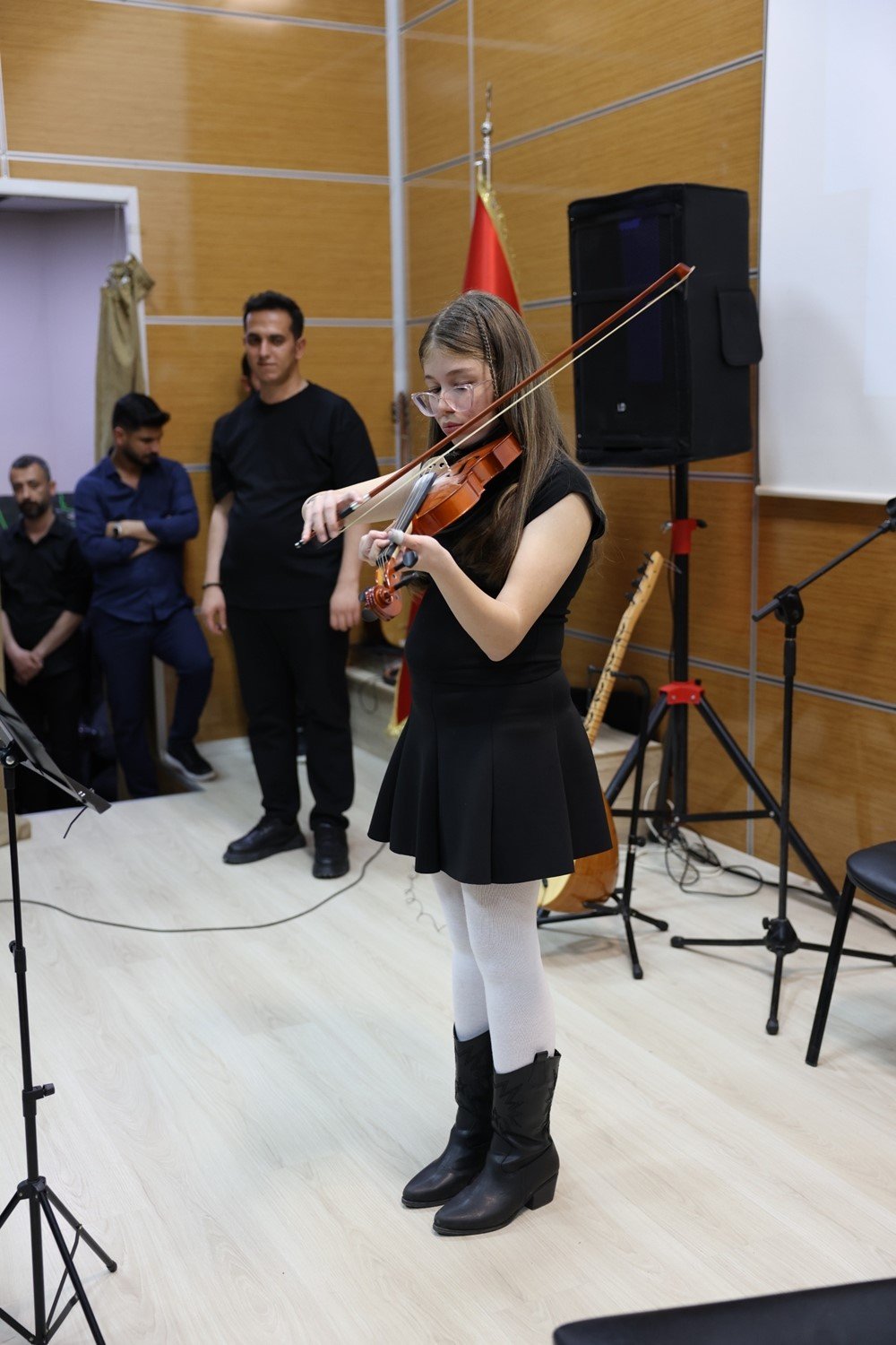 Ardahan’da Sanat Dolu Gece.. Minik Yetenekler Sahne Performanslarıyla Büyüledi!