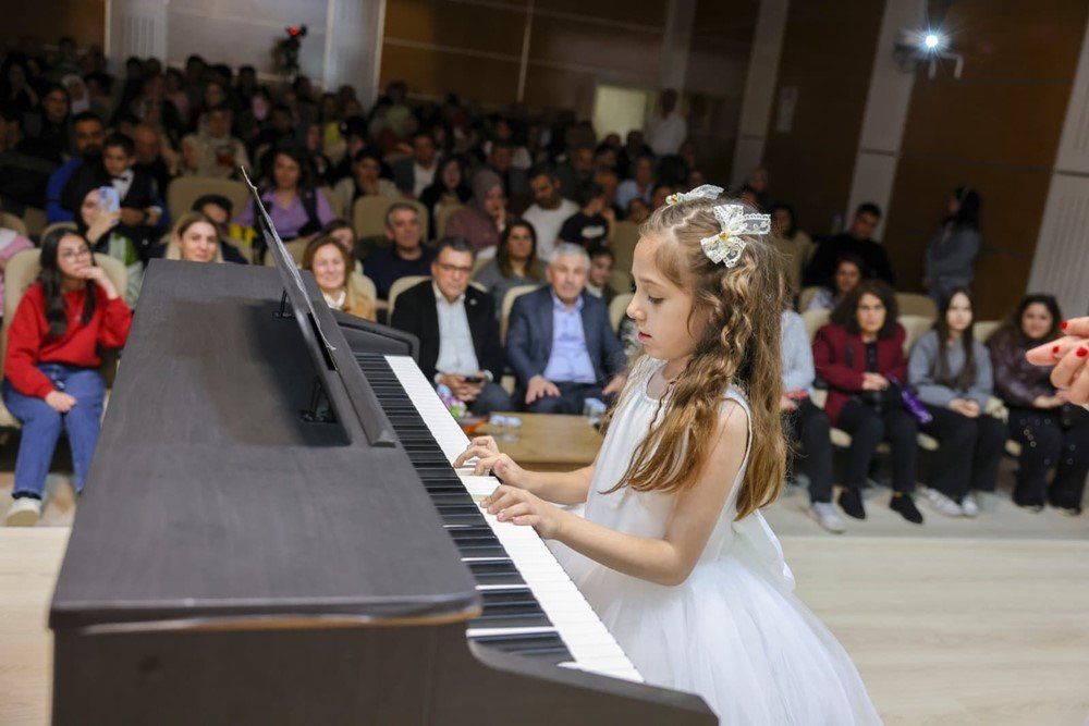 Ardahan’da Sanat Dolu Gece.. Minik Yetenekler Sahne Performanslarıyla Büyüledi!