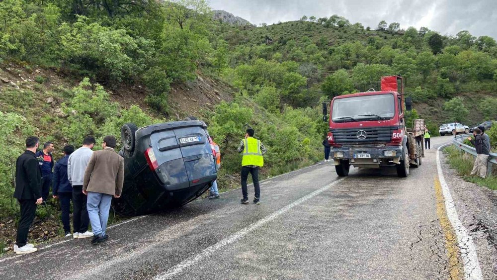 Erzincan Kemaliye’de Yağış Nedeniyle Araç Takla Attı