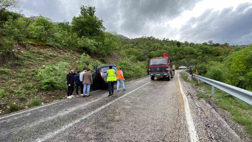 Erzincan Kemaliye’de Yağış Nedeniyle Araç Takla Attı
