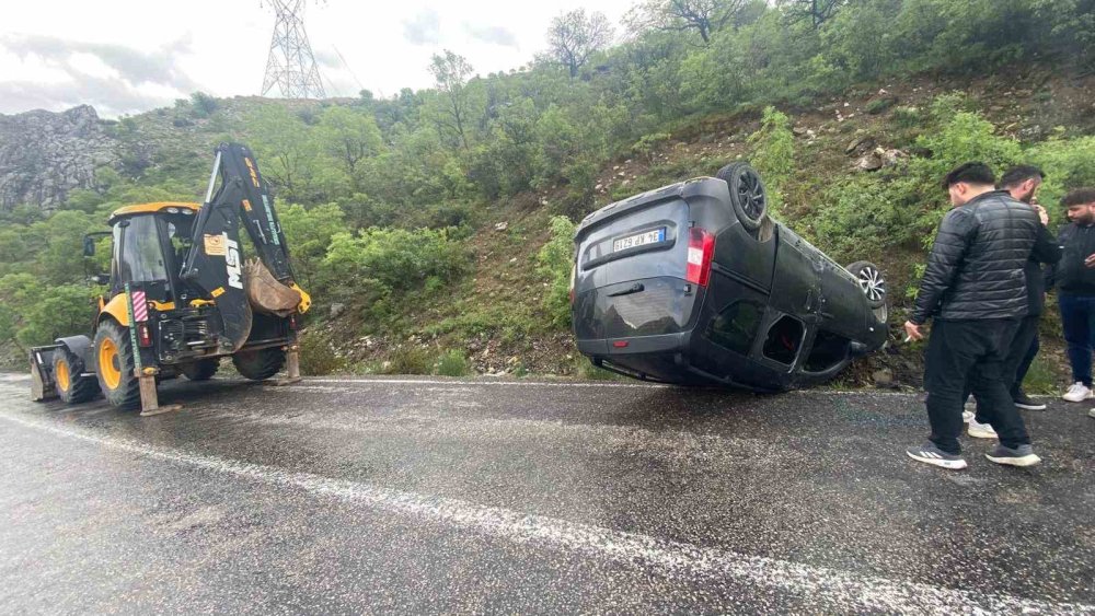 Erzincan Kemaliye’de Yağış Nedeniyle Araç Takla Attı