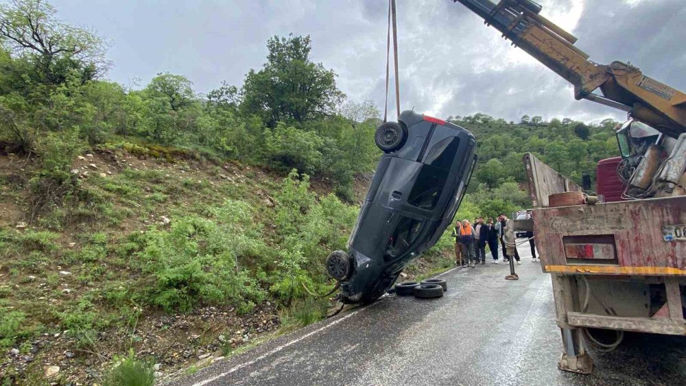 Erzincan Kemaliye’de Yağış Nedeniyle Araç Takla Attı