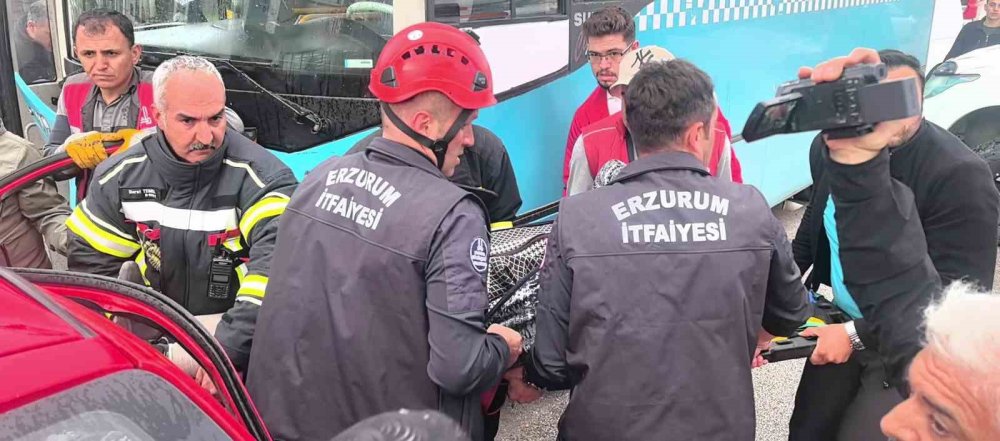 Erzurum’da Halk Otobüsü İle Otomobil Çarpıştı.. Kazada 4 Kişi Yaralandı!