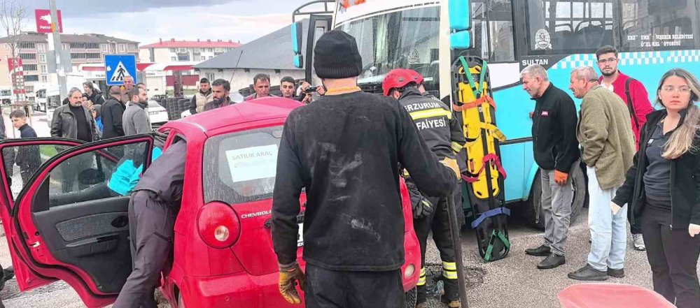Erzurum’da Halk Otobüsü İle Otomobil Çarpıştı.. Kazada 4 Kişi Yaralandı!