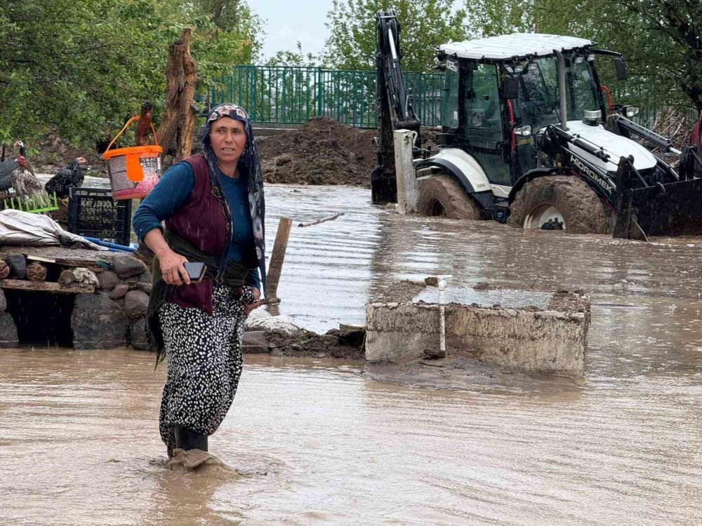 Iğdır’da Sağanak Sele Dönüştü: Karakuyu Köyünde Evler Ve Araziler Sular Altında Kaldı