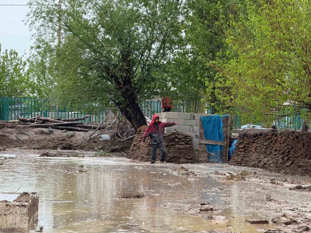 Iğdır’da Sağanak Sele Dönüştü: Karakuyu Köyünde Evler Ve Araziler Sular Altında Kaldı