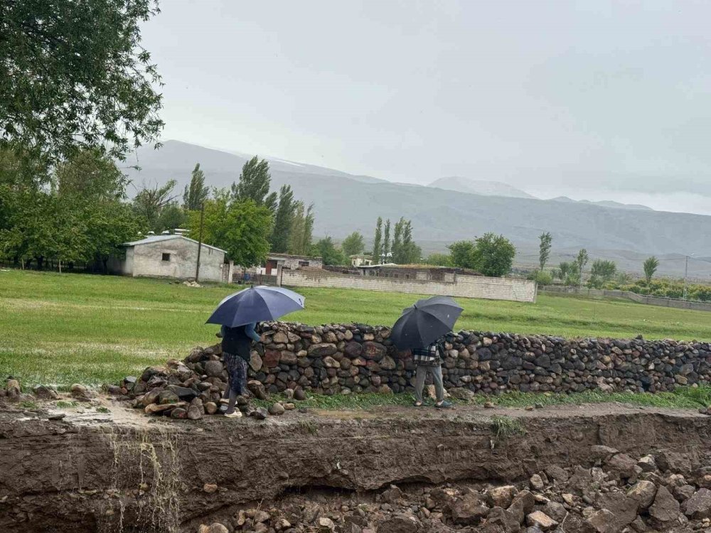 Iğdır’da Sağanak Sele Dönüştü: Karakuyu Köyünde Evler Ve Araziler Sular Altında Kaldı