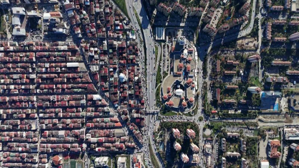 İstanbul’da Aynı İlçede İki Farklı Yaşam.. Havadan Görüntüler Gündem Oldu!