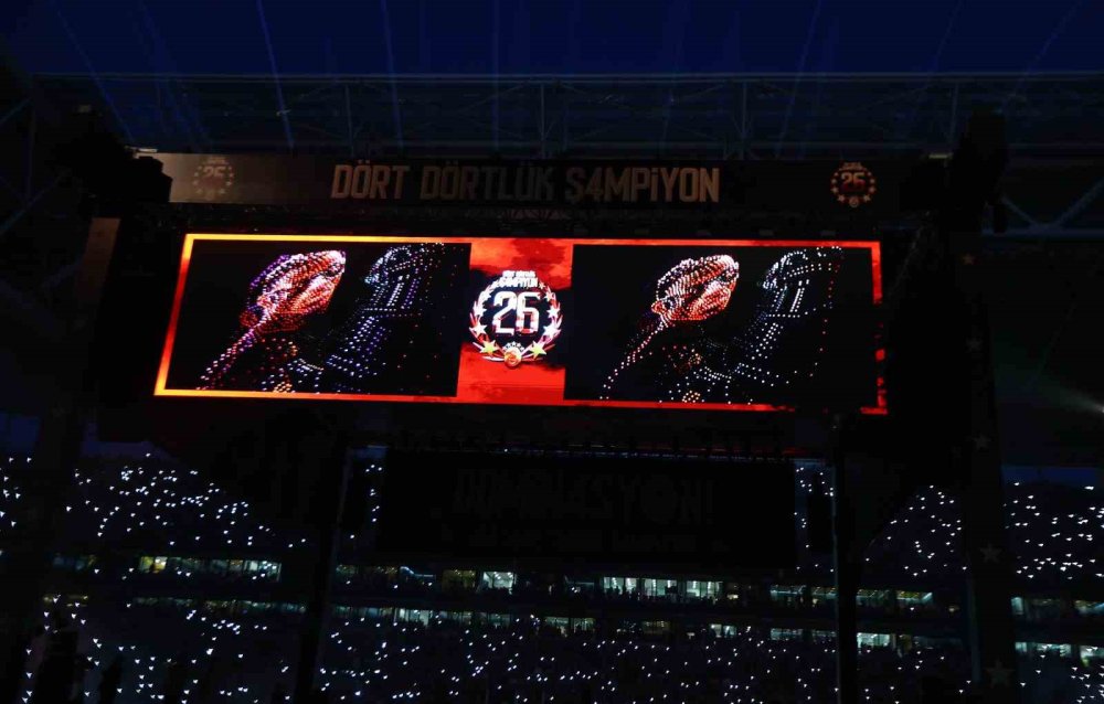 RAMS Park’ta Şampiyonluk Şöleni.. Galatasaray Kupasını Taraftarıyla Aldı!