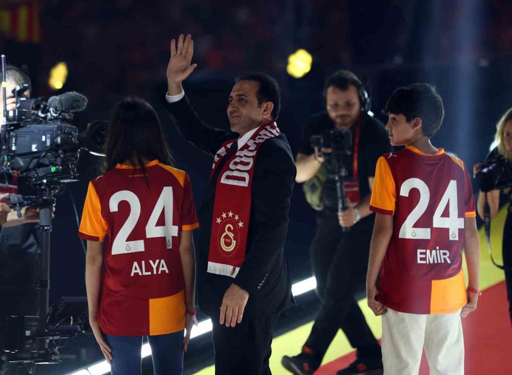 RAMS Park’ta Şampiyonluk Şöleni.. Galatasaray Kupasını Taraftarıyla Aldı!