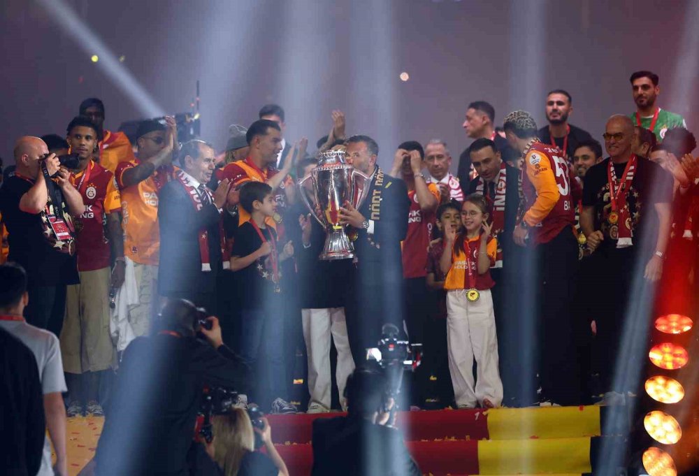 RAMS Park’ta Şampiyonluk Şöleni.. Galatasaray Kupasını Taraftarıyla Aldı!