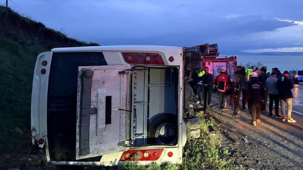 Van’da Emniyet Personelini Taşıyan Midibüs Devrildi: 4 Yaralı