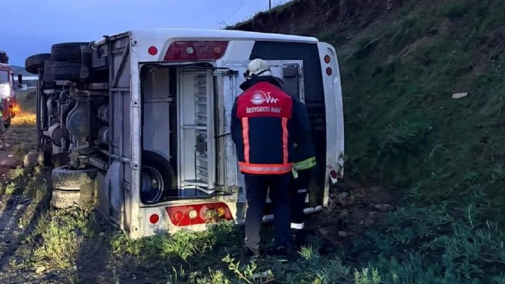 Van’da Emniyet Personelini Taşıyan Midibüs Devrildi: 4 Yaralı