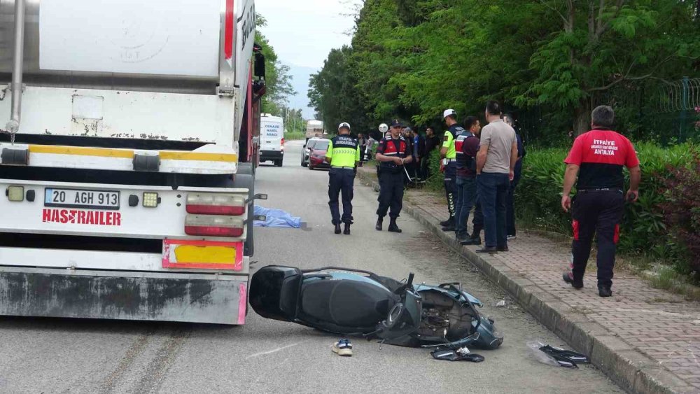 Antalya’da Feci Kaza: Tırın Altında Kalan 19 Yaşındaki Motosikletli Genç Hayatını Kaybetti