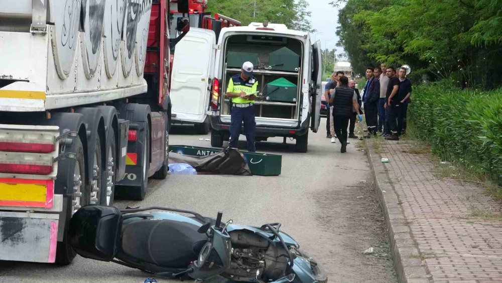 Antalya’da Feci Kaza: Tırın Altında Kalan 19 Yaşındaki Motosikletli Genç Hayatını Kaybetti