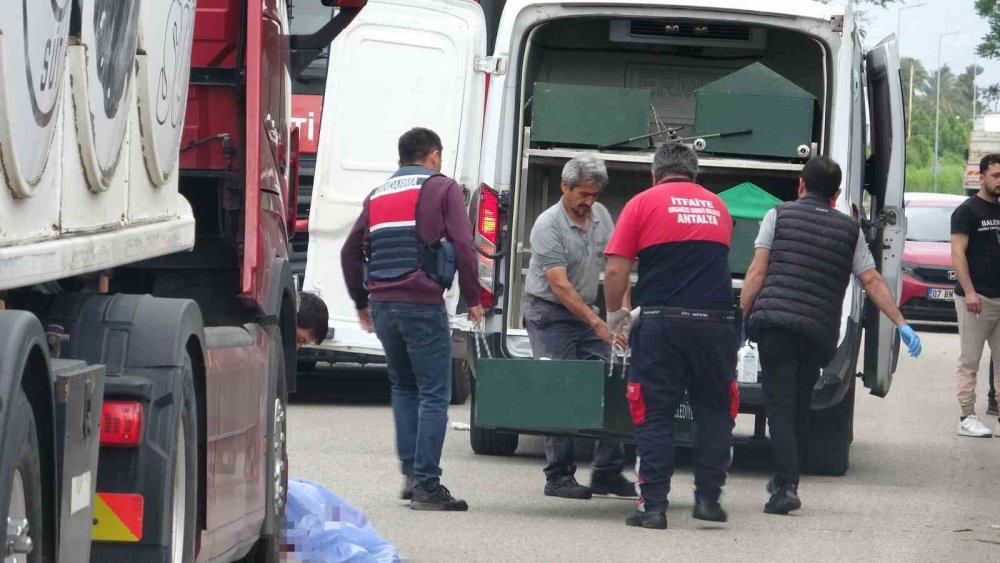 Antalya’da Feci Kaza: Tırın Altında Kalan 19 Yaşındaki Motosikletli Genç Hayatını Kaybetti