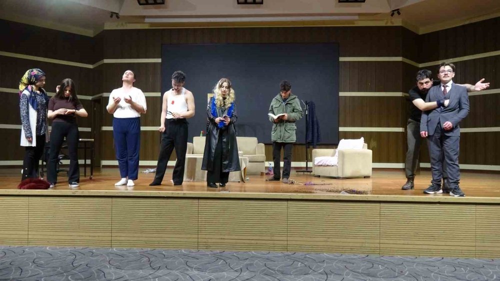 Atatürk Üniversitesi’nde “Son Hasat” Gecesi.. Öğrenciler Sahne Performansıyla Büyüledi!