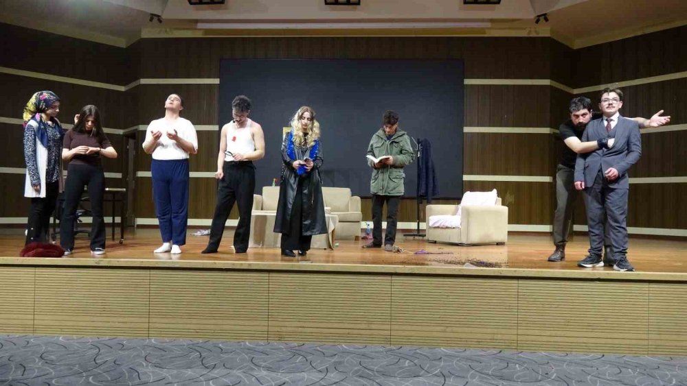 Atatürk Üniversitesi’nde “Son Hasat” Gecesi.. Öğrenciler Sahne Performansıyla Büyüledi!