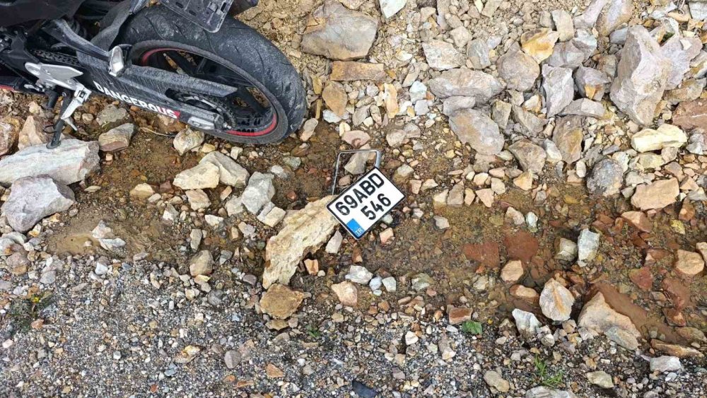 Zigana’da Feci Kaza: Bariyerlere Çarpan Motosikletten Uçuruma Savruldular