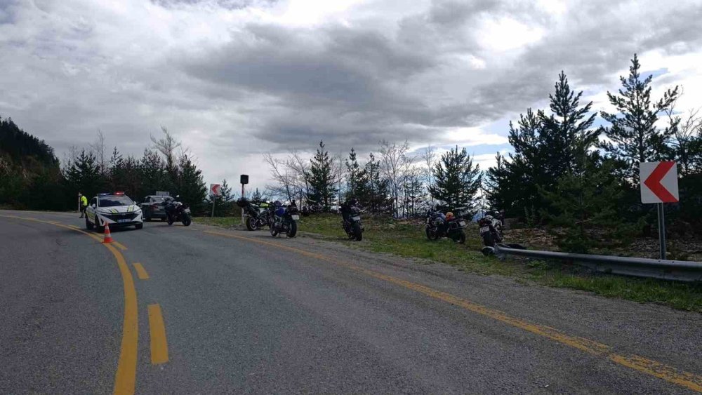 Zigana’da Feci Kaza: Bariyerlere Çarpan Motosikletten Uçuruma Savruldular