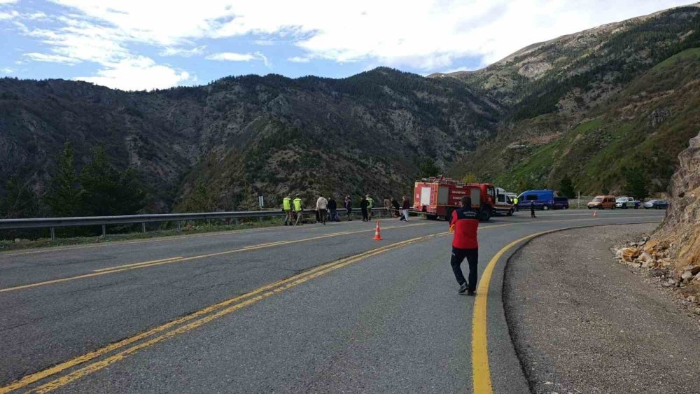 Zigana’da Feci Kaza: Bariyerlere Çarpan Motosikletten Uçuruma Savruldular