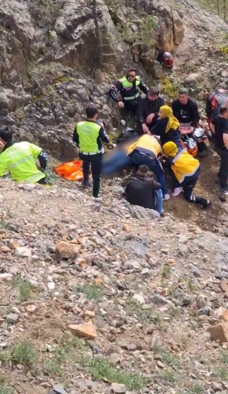 Zigana’da Feci Kaza: Bariyerlere Çarpan Motosikletten Uçuruma Savruldular