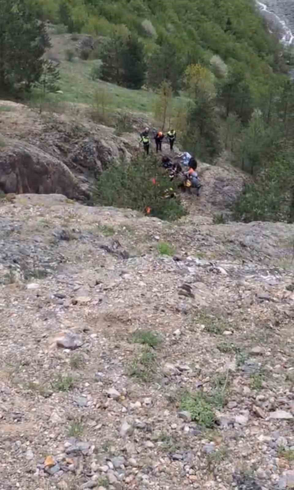 Zigana’da Feci Kaza: Bariyerlere Çarpan Motosikletten Uçuruma Savruldular