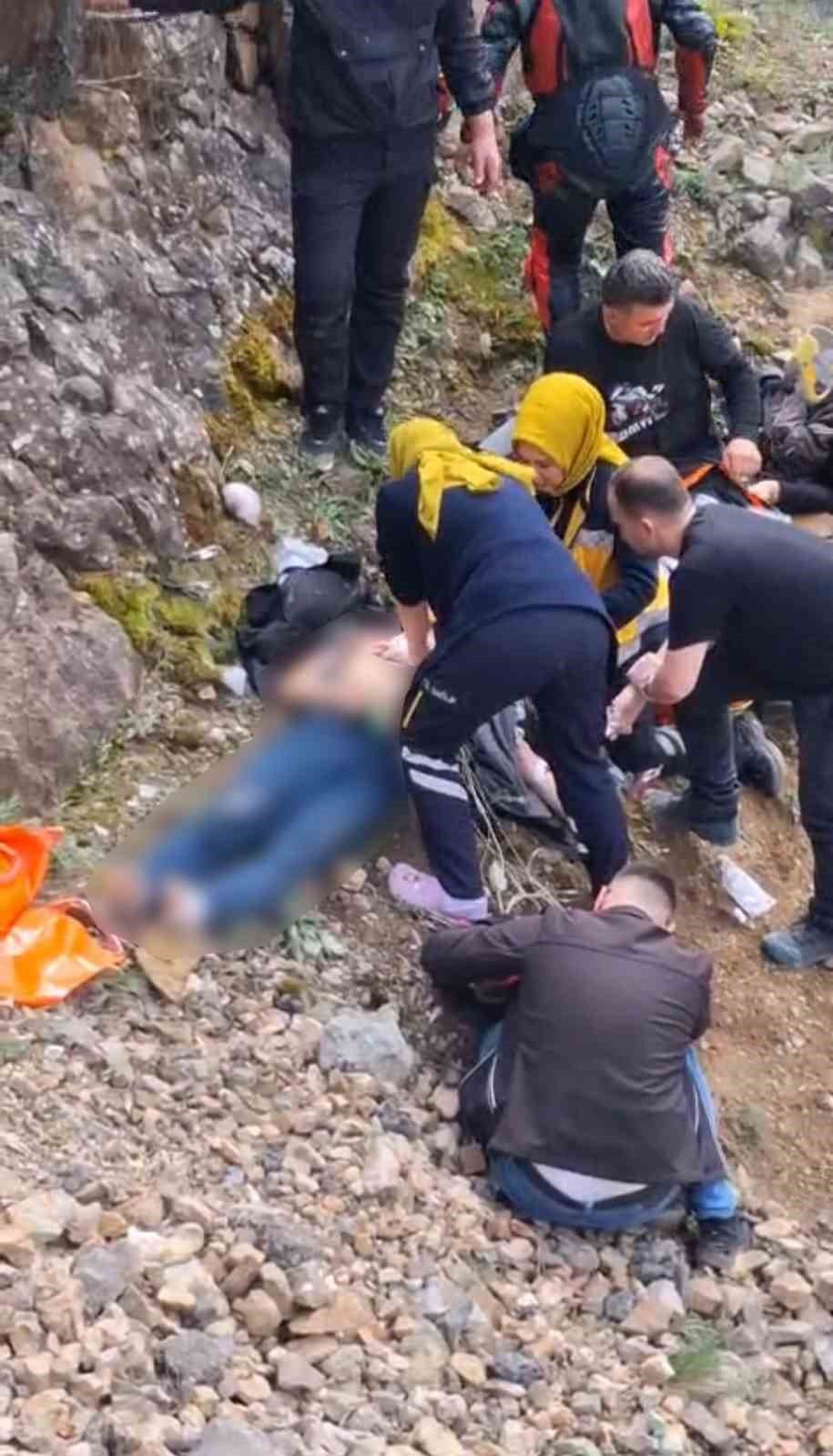 Zigana’da Feci Kaza: Bariyerlere Çarpan Motosikletten Uçuruma Savruldular