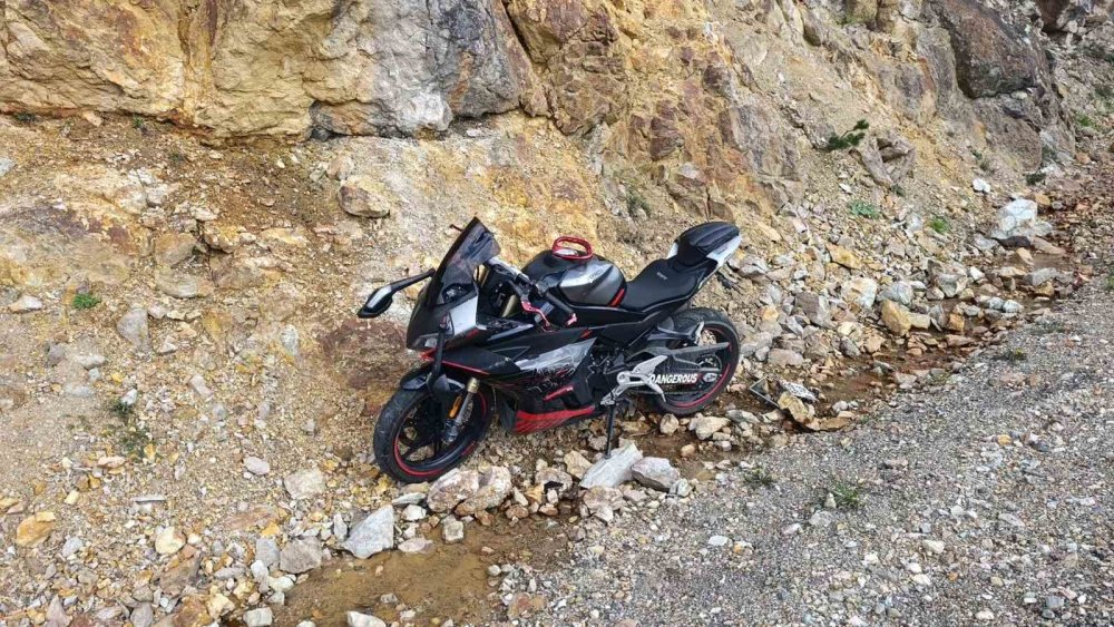Zigana’da Feci Kaza: Bariyerlere Çarpan Motosikletten Uçuruma Savruldular