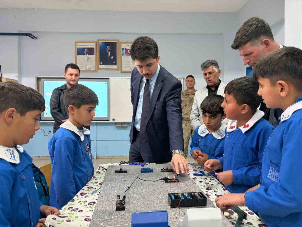 Digor Kaymakamı Kahraman’dan Derinöz Köyü Okuluna Ziyaret