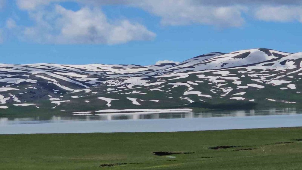 Sütey Yaylası’nda Renk Cümbüşü: Göl ve Süphan Dağı Aynı Karede