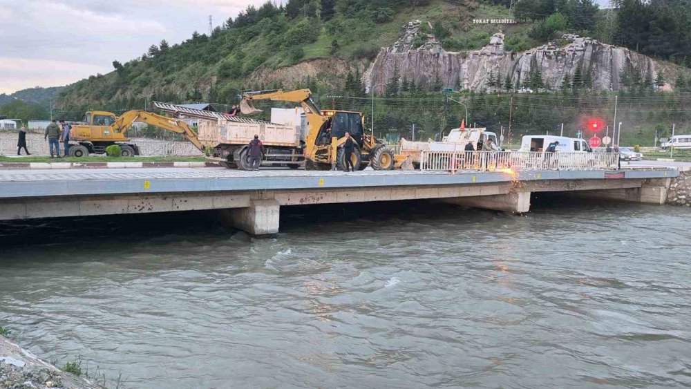 Tokat’ta Yeşilırmak’ın Taşması Sonucu Şehir İçin Taşkın Riski Oluşturan Çedaş Köprüsü’nün Yıkımı İçin Tokat Belediyesi Ekipleri Tarafından Çalışma Başlatıldı.