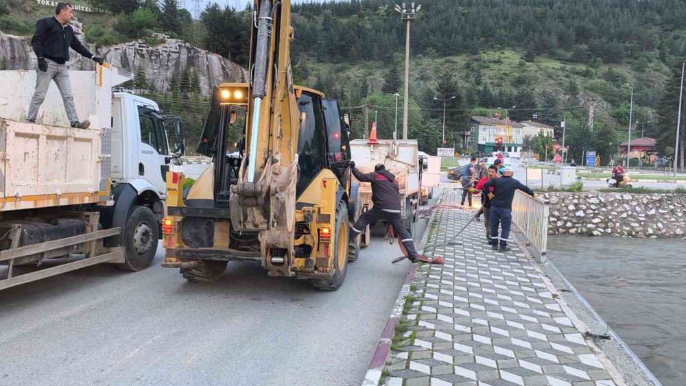 Tokat’ta Yeşilırmak’ın Taşması Sonucu Şehir İçin Taşkın Riski Oluşturan Çedaş Köprüsü’nün Yıkımı İçin Tokat Belediyesi Ekipleri Tarafından Çalışma Başlatıldı.