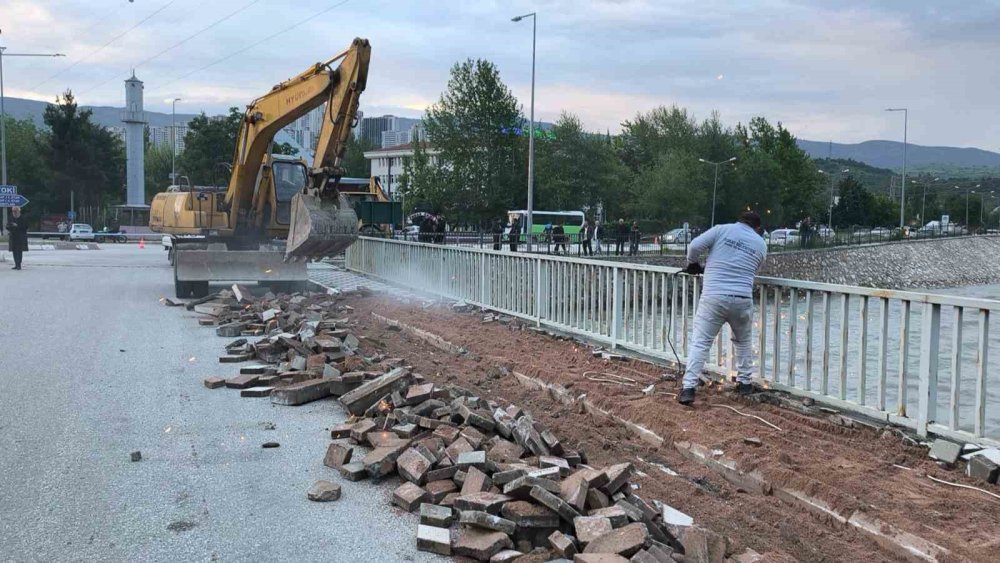 Tokat’ta Yeşilırmak’ın Taşması Sonucu Şehir İçin Taşkın Riski Oluşturan Çedaş Köprüsü’nün Yıkımı İçin Tokat Belediyesi Ekipleri Tarafından Çalışma Başlatıldı.