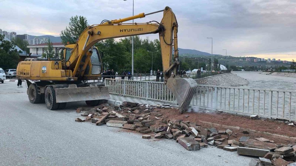 Tokat’ta Yeşilırmak’ın Taşması Sonucu Şehir İçin Taşkın Riski Oluşturan Çedaş Köprüsü’nün Yıkımı İçin Tokat Belediyesi Ekipleri Tarafından Çalışma Başlatıldı.