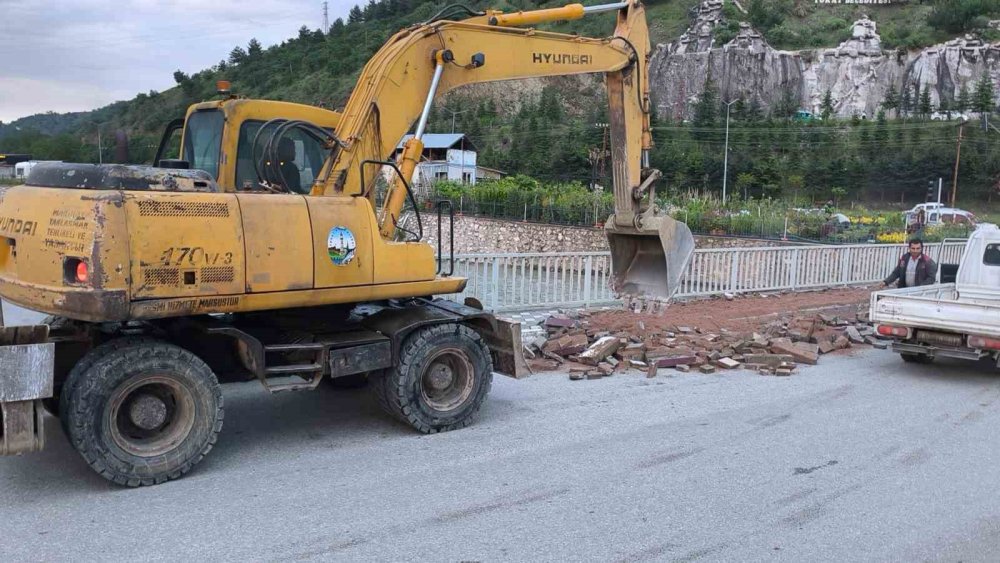 Tokat’ta Yeşilırmak’ın Taşması Sonucu Şehir İçin Taşkın Riski Oluşturan Çedaş Köprüsü’nün Yıkımı İçin Tokat Belediyesi Ekipleri Tarafından Çalışma Başlatıldı.