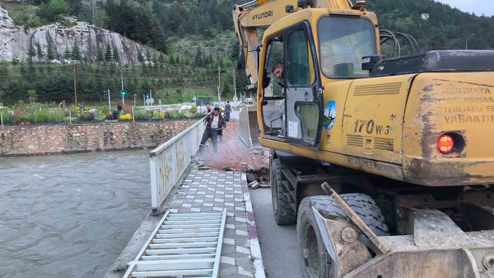 Tokat’ta Yeşilırmak’ın Taşması Sonucu Şehir İçin Taşkın Riski Oluşturan Çedaş Köprüsü’nün Yıkımı İçin Tokat Belediyesi Ekipleri Tarafından Çalışma Başlatıldı.