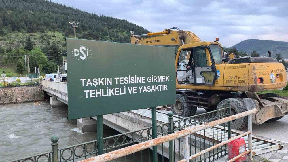 Tokat’ta Yeşilırmak’ın Taşması Sonucu Şehir İçin Taşkın Riski Oluşturan Çedaş Köprüsü’nün Yıkımı İçin Tokat Belediyesi Ekipleri Tarafından Çalışma Başlatıldı.