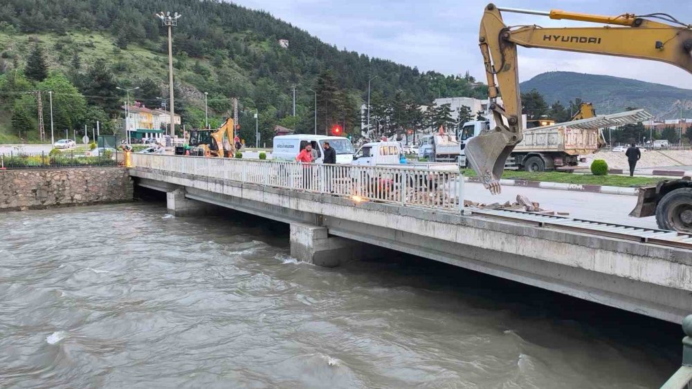 Tokat’ta Yeşilırmak’ın Taşması Sonucu Şehir İçin Taşkın Riski Oluşturan Çedaş Köprüsü’nün Yıkımı İçin Tokat Belediyesi Ekipleri Tarafından Çalışma Başlatıldı.