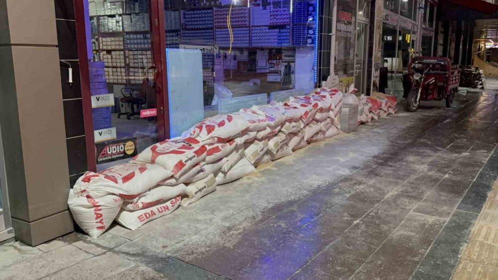 Turhal’da Yağış Krizi.. Yeşilırmak Yükseldi, Evler Sular Altında Kaldı, Önlemler Sürüyor!