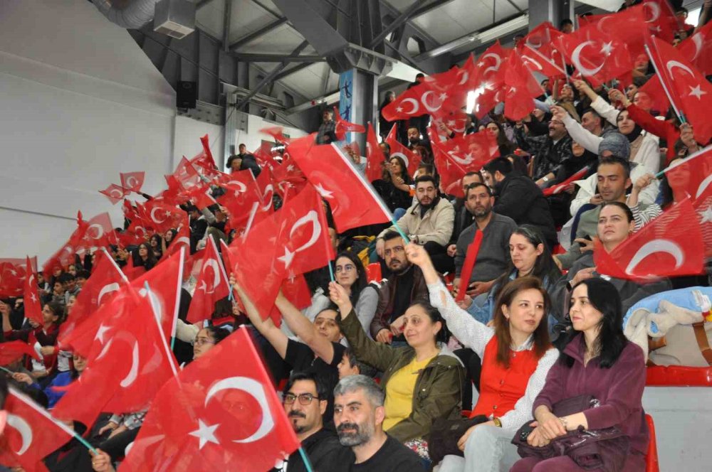 Türkiye 19 Mayıs’ı Kutluyor.. Kars’ta Yağmura Rağmen Yoğun Katılım!