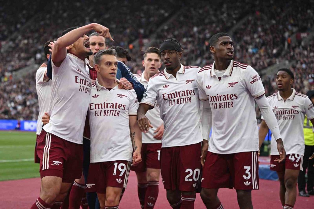 Arsenal 22 Yıllık Hasreti Bitirdi.. Manchester City Puan Kaybetti, Şampiyonluk Geldi!